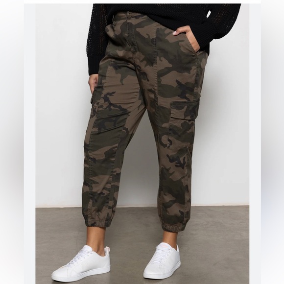 Urban Heritage Pants - Camo Cargo Jogger Pant- Sz L-EUC- Side pockets